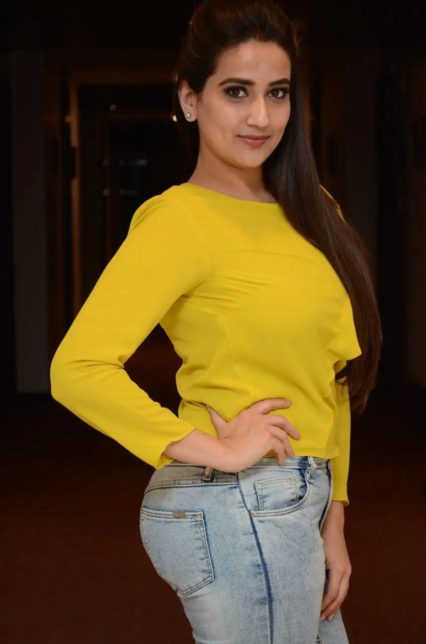 INDIAN TV ACTRESS RAMPALLI MANJUSHA IN YELLOW TOP BLUE JEANS 3